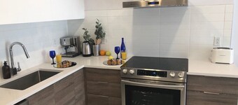 Luxury retreat*brand-new*2 queen beds*gym 24/7