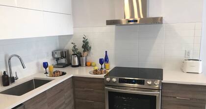 Luxury retreat*brand-new*2 queen beds*gym 24/7