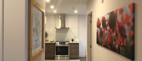 冷蔵庫、電子レンジ、オーブン、コンロ