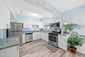 冷蔵庫、電子レンジ、オーブン、コンロ