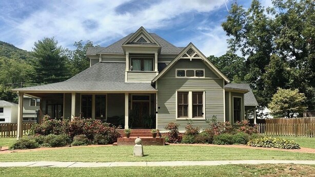 Unclassified image, 1 of 30, button - Historic home in quaint town of South Pittsburg. Just off I-24. (South Pittsburg)