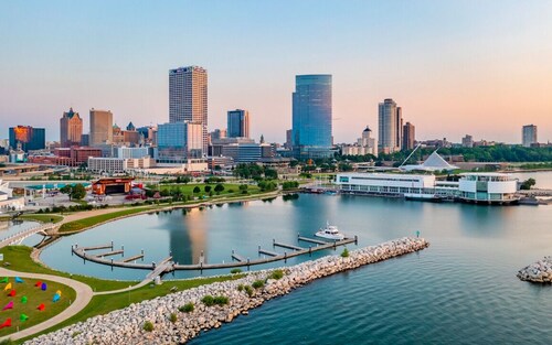 Brady St - Secret Garden - Fire Pit - Chic Victorian - Family Friendly