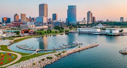 Brady St - Secret Garden - Fire Pit - Chic Victorian - Family Friendly