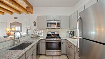 Geladeira, micro-ondas, fogão, cooktop