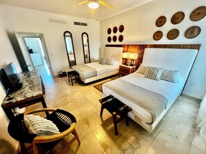 2 habitaciones, escritorio y tabla de planchar con plancha 