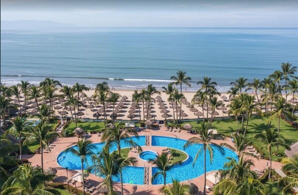 Alberca al aire libre y alberca climatizada