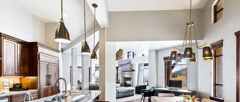 冰箱、微波炉、烤箱、炉灶