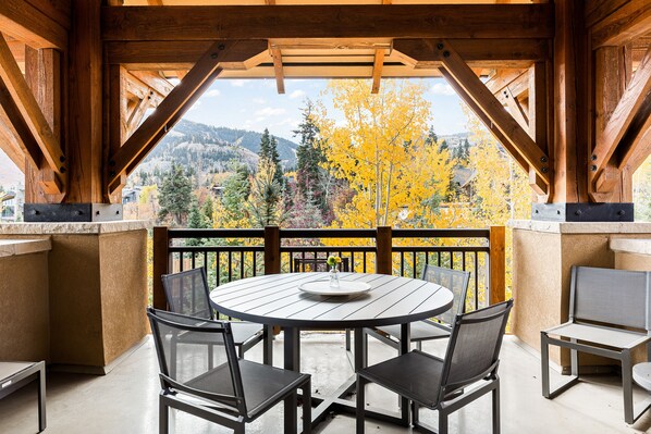 Condo, varias camas, balcón, vista a la montaña | Balcón