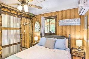 2 bedrooms, desk, WiFi, bed sheets
