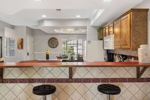 Interior - Legacy Walk-in - Golf Views Great Location (Branson)