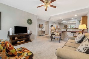 콘도, 침대(여러 개), 주방, 골프장 전망 (Legacy Walk-In) | 거실 공간 | 디지털 채널 시청이 가능한 42인치 평면 TV