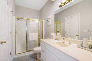 Ducha, secador de pelo, toallas