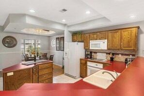 콘도, 침대(여러 개), 주방, 골프장 전망 (Legacy Walk-In) | 전용 주방 | 커피/티 메이커