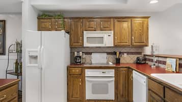 Condo, Multiple Beds, Kitchen, Golf View (Legacy Walk-In) | Private kitchen | Coffee/tea maker