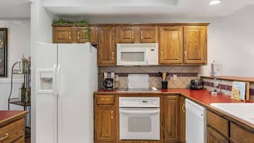 Condo, Multiple Beds, Kitchen, Golf View (Legacy Walk-In) | Private kitchen | Coffee/tea maker