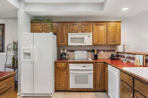 Condo, Multiple Beds, Kitchen, Golf View (Legacy Walk-In) | Private kitchen | Coffee/tea maker