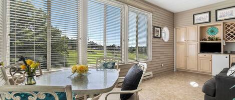 公寓客房, 多張床, 廚房, 高球場景 (Legacy Walk-In) | 用餐區