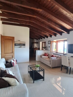 Televisión y chimenea