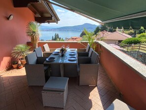Outdoor dining - Penthouse Andrea apartment with private pool (Meina)