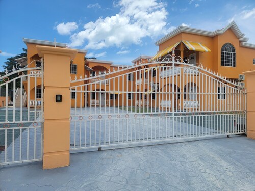 Luxurious 3 beds, 2 bath with all amenities