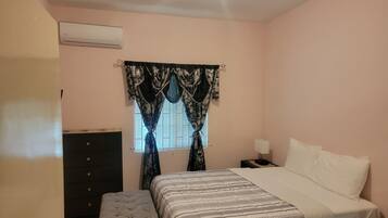 3 quartos, escrivaninha, ferros/tábuas de passar roupa