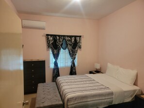 3 bedrooms, desk, iron/ironing board, free WiFi