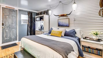Desk, WiFi, bed sheets