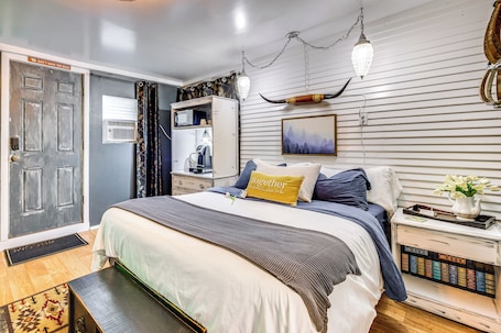 Desk, WiFi, bed sheets. Las Animas Studio w/ Lush Backyard Paradise!