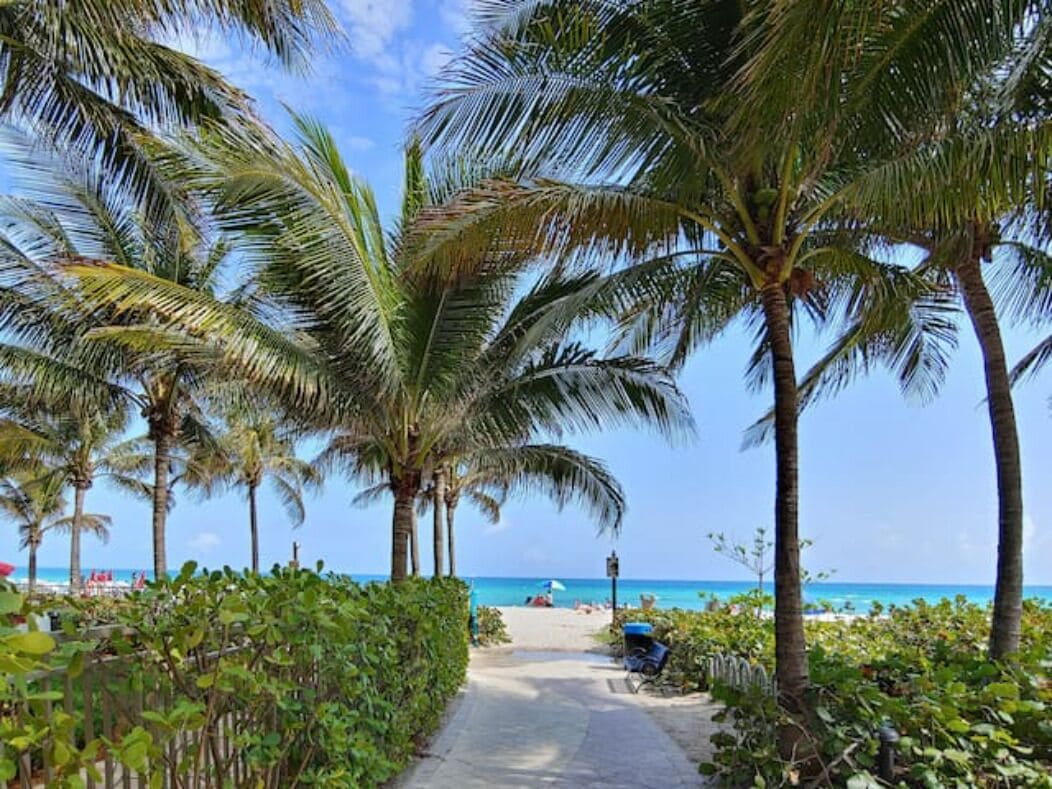Newly Updated 2Bed/2Bath condo, 5min walk to beach