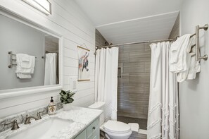 Baignoire, baignoire à remous, séchoir à cheveux, serviettes fournies