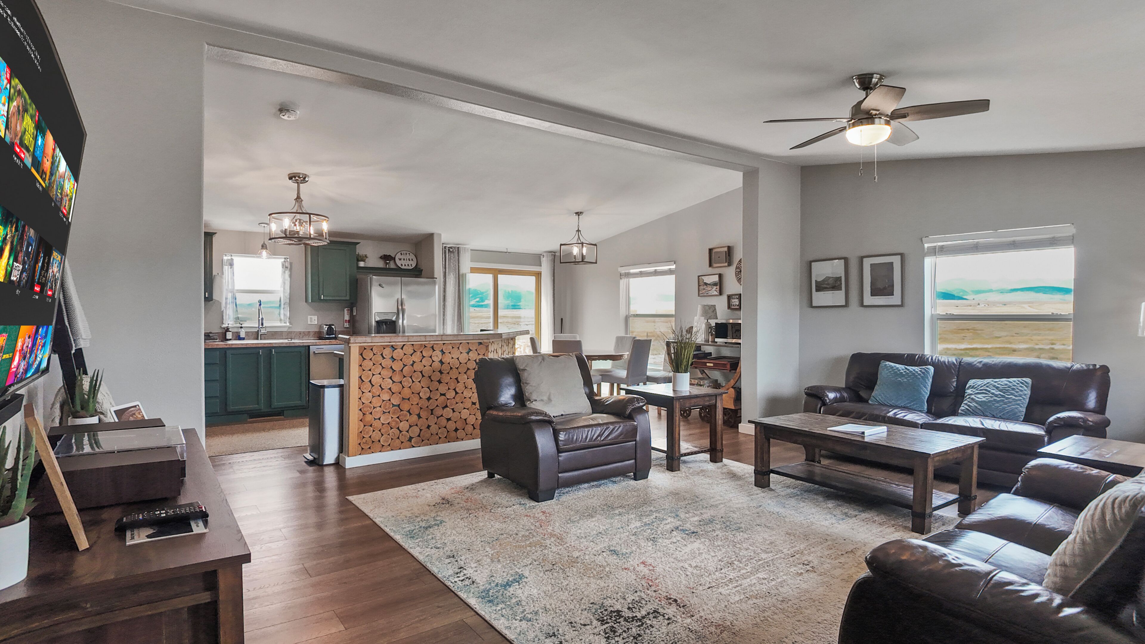 Een smart-tv, een open haard, videogames en boeken