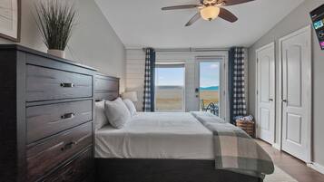 3 bedrooms, desk, iron/ironing board, travel crib