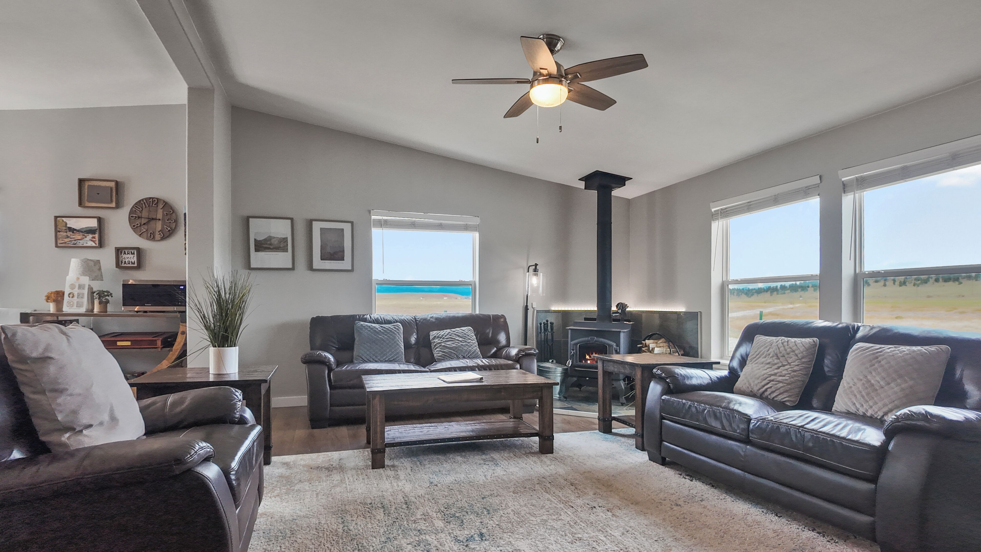 Een smart-tv, een open haard, videogames en boeken