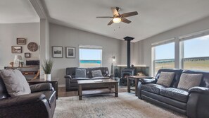 Smart TV, lareira, videogames, livros