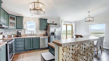 Een koelkast, een magnetron, een oven, een kookplaat