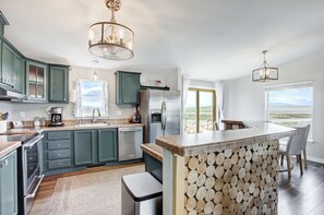 Geladeira, micro-ondas, fogão, cooktop