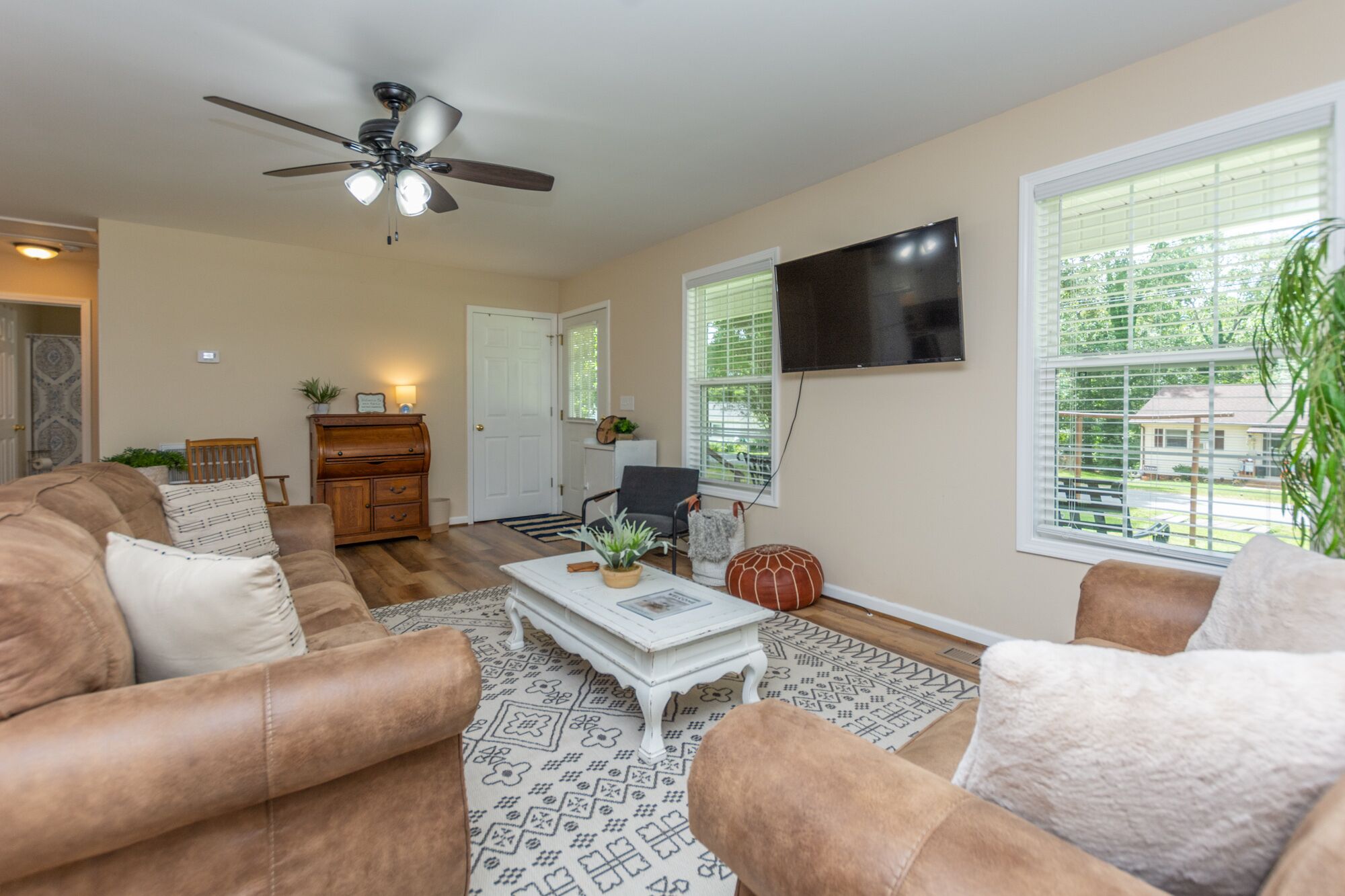 Modern build w/ grill and front porch | 12 mi. to HPU | Pack n' Play