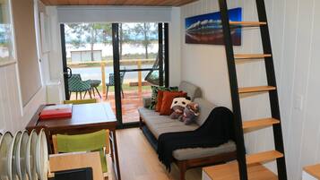 Deluxe Cabin | Living area