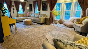 Smart-TV, Kamin, Bücher, Videothek