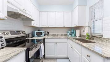 Frigorifero, microonde, forno, piano cottura