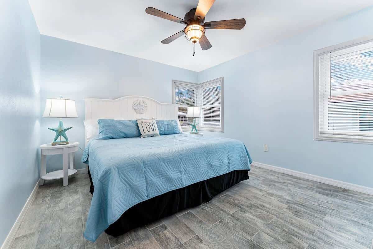 1 dormitorio y tabla de planchar con plancha