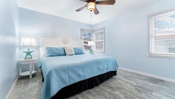 1 dormitorio y tabla de planchar con plancha