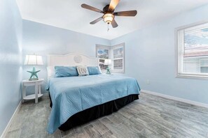 1 bedroom, iron/ironing board - Downtown Escape! All new! Cute Villa in Sarasota! (Sarasota)