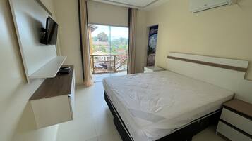 Traditional Double Room | Blackout drapes, iron/ironing board