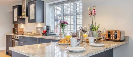 Geladeira, micro-ondas, fogão, cooktop