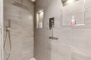 Shower, hair dryer, towels - Private and Unique Cottage close to Sheffield (Dronfield)