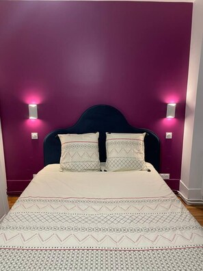2 bedrooms, desk, WiFi, bed sheets
