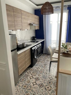 Fridge, microwave, oven, coffee/tea maker