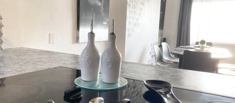 Downtown oasis.. Abundance of Entertainment & Amenities • Hot Tub • King Bed•