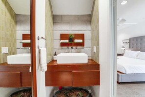 Combined shower/bathtub, hair dryer, towels